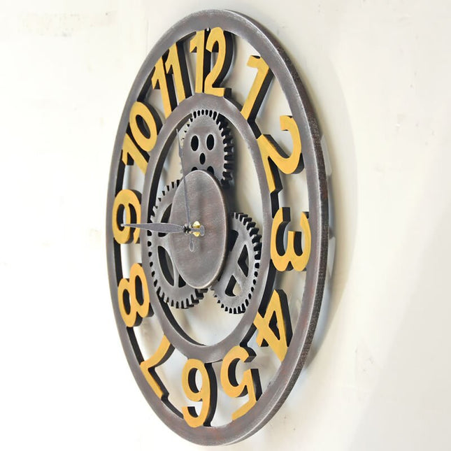Industriële klok met gouden cijfers