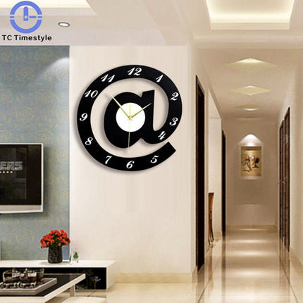 Zwarte design wandklok in apenstaartje vorm