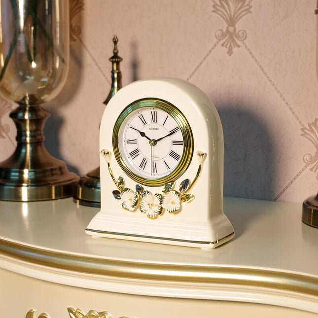 Klassieke witte tafelklok met bloemen