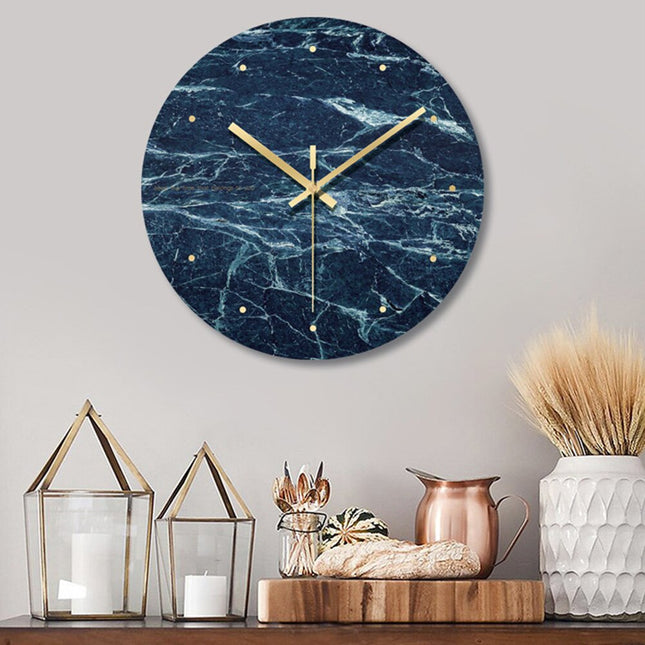 Scandinavische wandklok met marmer effect