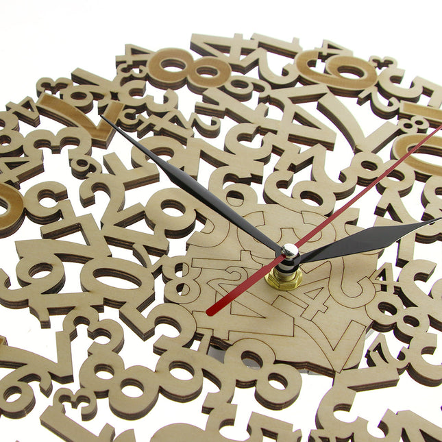 Houten wandklok met zwevende cijfers