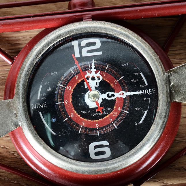 Vintage wandklok in vorm van vliegtuig