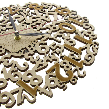 Houten wandklok met zwevende cijfers