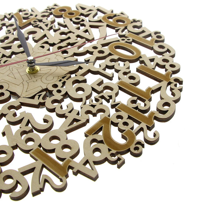 Houten wandklok met zwevende cijfers