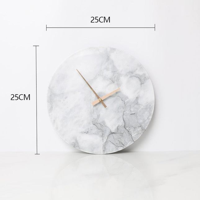 Minimalistische wandklok met witte marmerlook