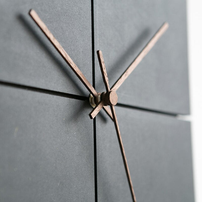 Zwarte Scandinavische wandklok vierkant design