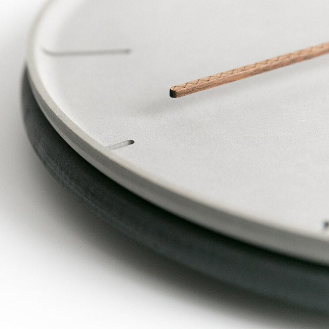 Minimalistische grijze wandklok koperen wijzers