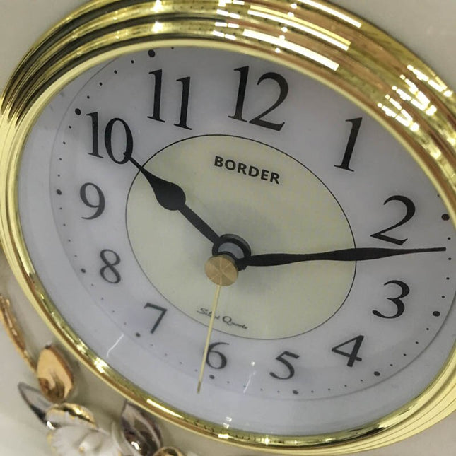 Klassieke witte tafelklok met bloemen