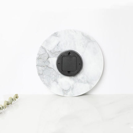 Minimalistische wandklok met witte marmerlook