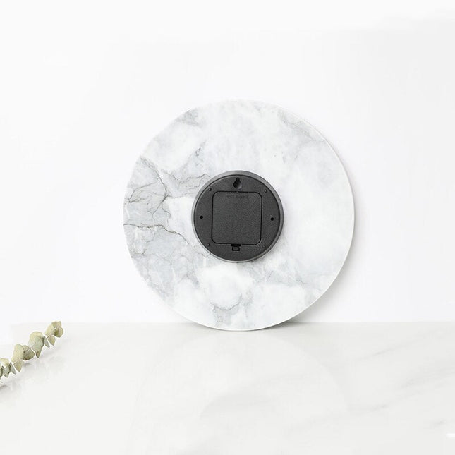 Minimalistische wandklok met witte marmerlook