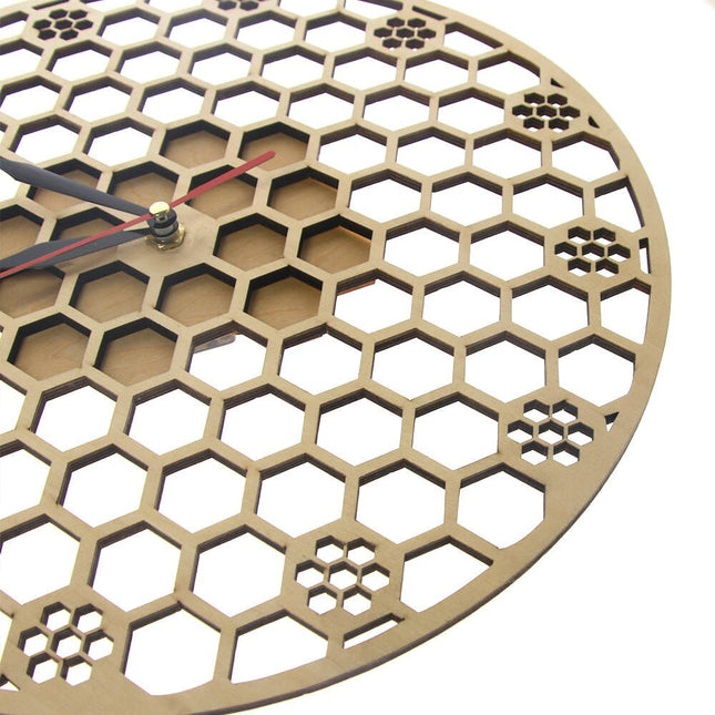 Houten wandklok met honingraat design