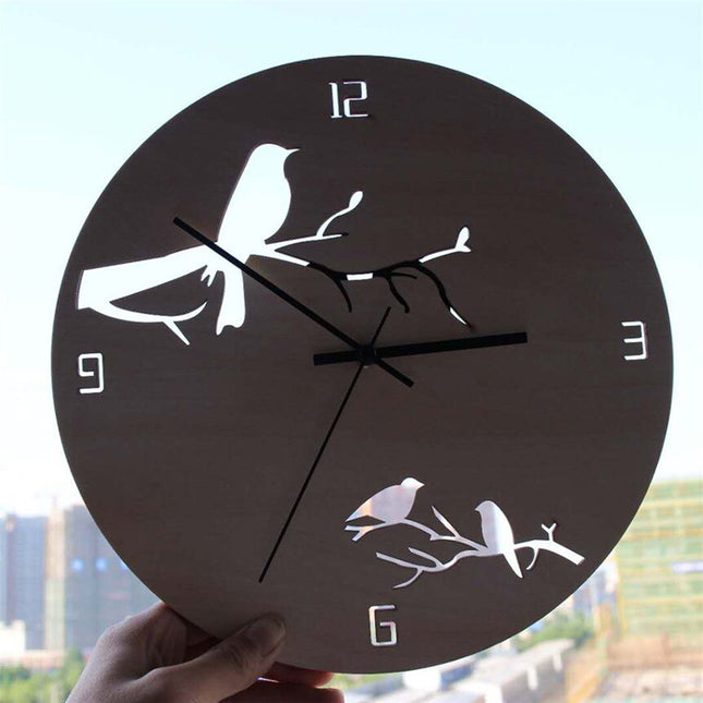 Houten wandklok met uitgesneden vogels
