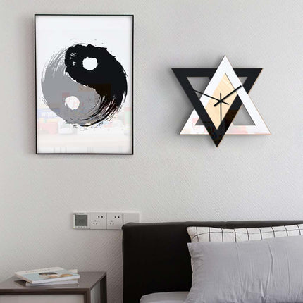Moderne geometrische wandklok driehoek design