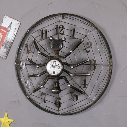 Industriële wandklok in spinnenvorm