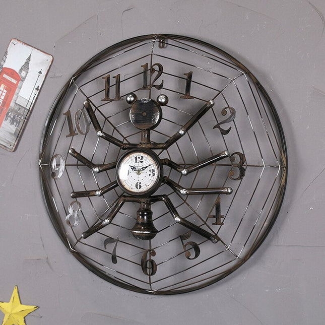 Industriële wandklok in spinnenvorm