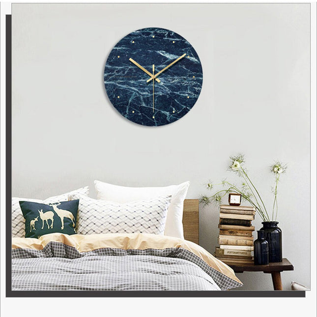 Scandinavische wandklok met marmer effect