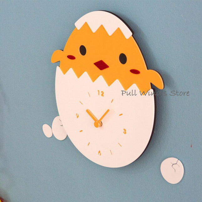 Wandklok kuiken in een eierschaal