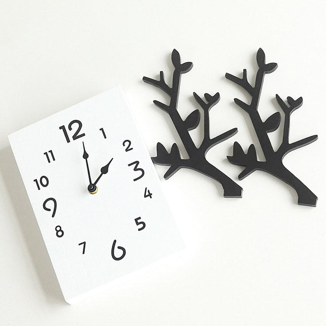 Design wandklok met houten hertengewei