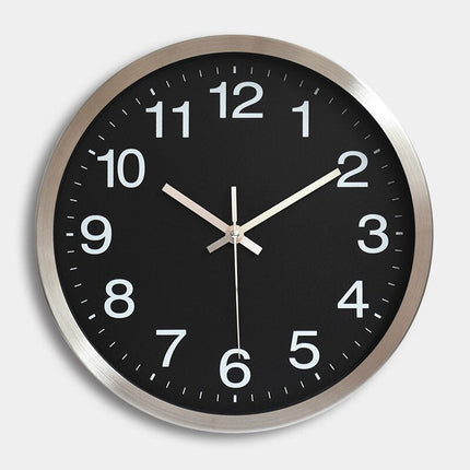 Eenvoudige wandklok met metalen rand