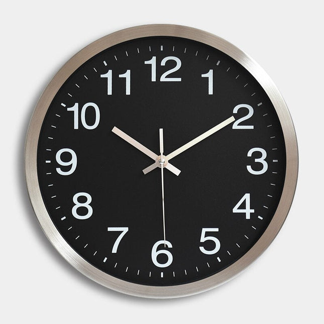 Eenvoudige wandklok met metalen rand