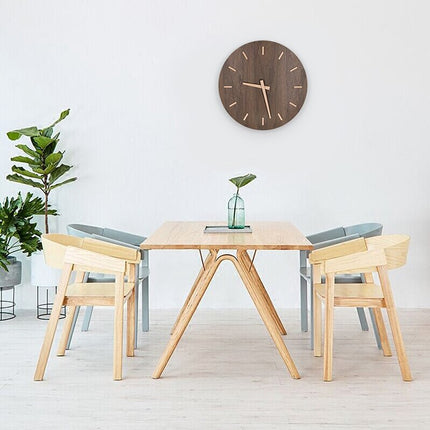 Stille minimalistische wandklok van hout