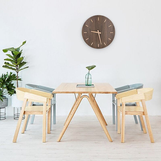 Stille minimalistische wandklok van hout