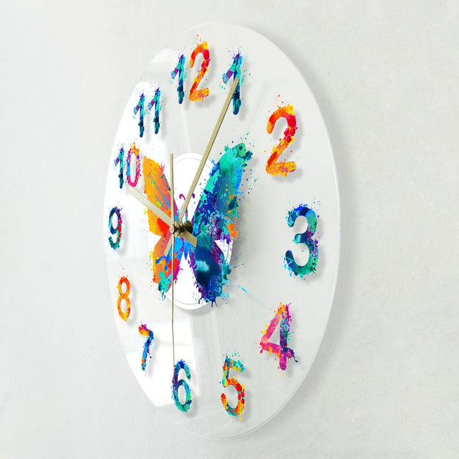 Moderne wandklok met kleurrijke vlinder