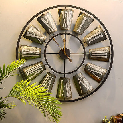 Grote industriële klok met houten ster