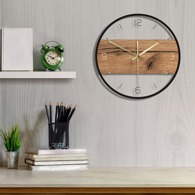Moderne wandklok van hout en glas