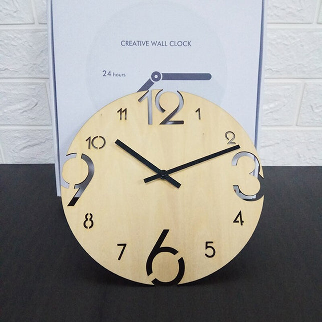 Moderne houten klok met grote cijfers