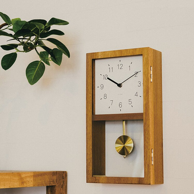 Moderne houten tafelklok met slinger