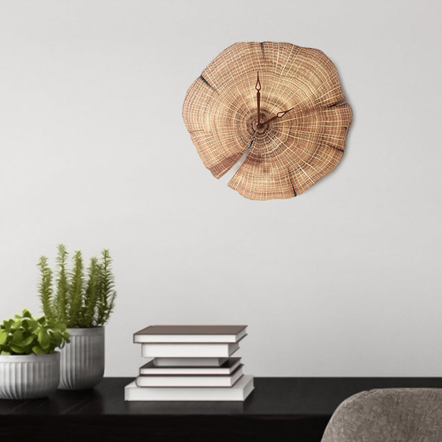 Rustieke wandklok van echte boomstam