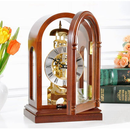 Houten skeletklok onder glazen stolp