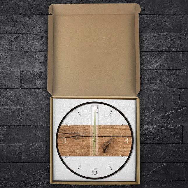 Moderne wandklok van hout en glas