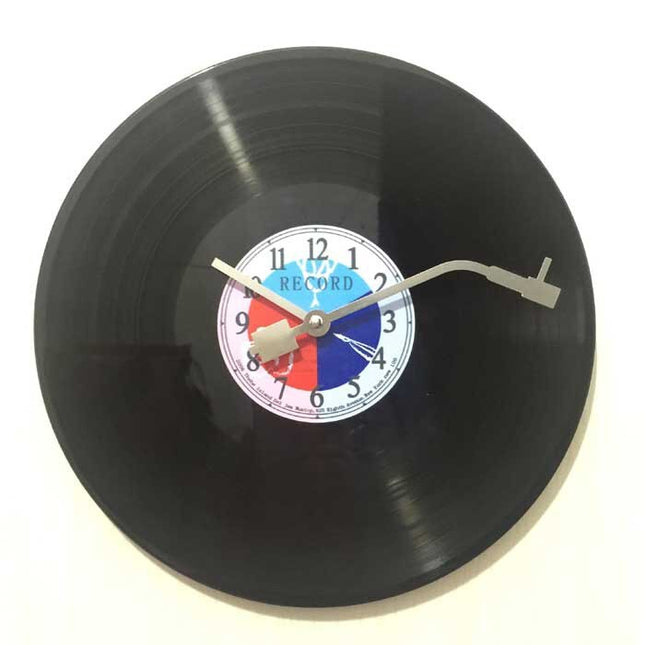 Retro wandklok in platenspeler stijl
