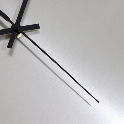 Wandklok van geborsteld zilverkleurig metaal