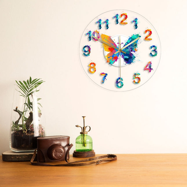Moderne wandklok met kleurrijke vlinder