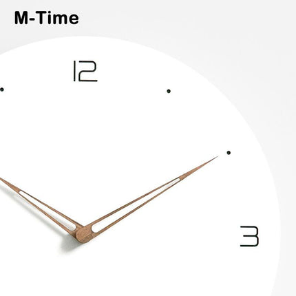 Moderne witte wandklok houten wijzers