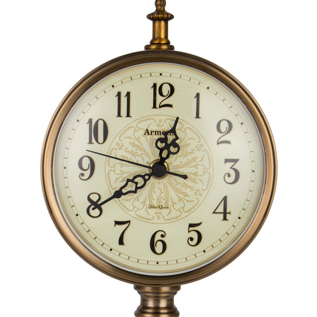 Klassieke retro tafelklok op standaard