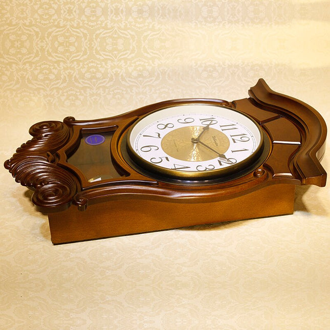 Klassieke houten wandklok met slinger