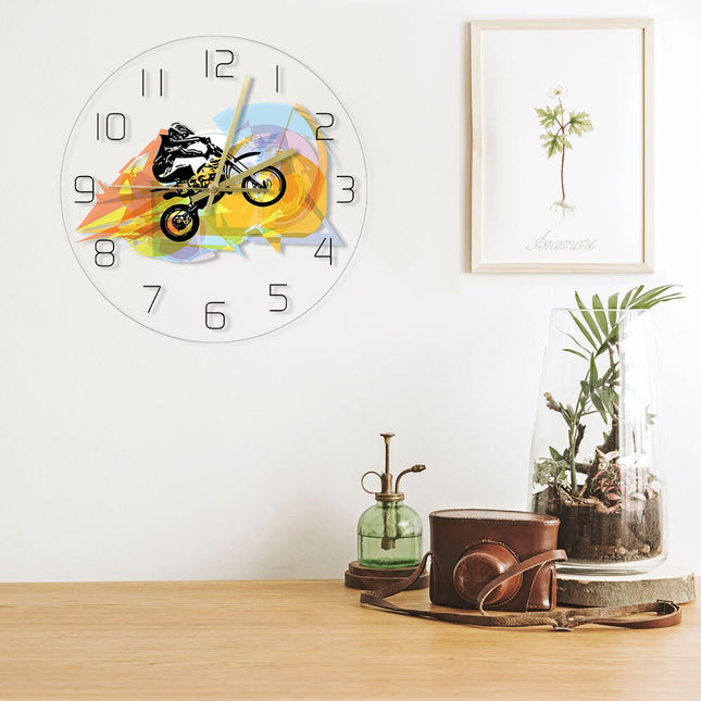 Moderne glazen wandklok met motorcross