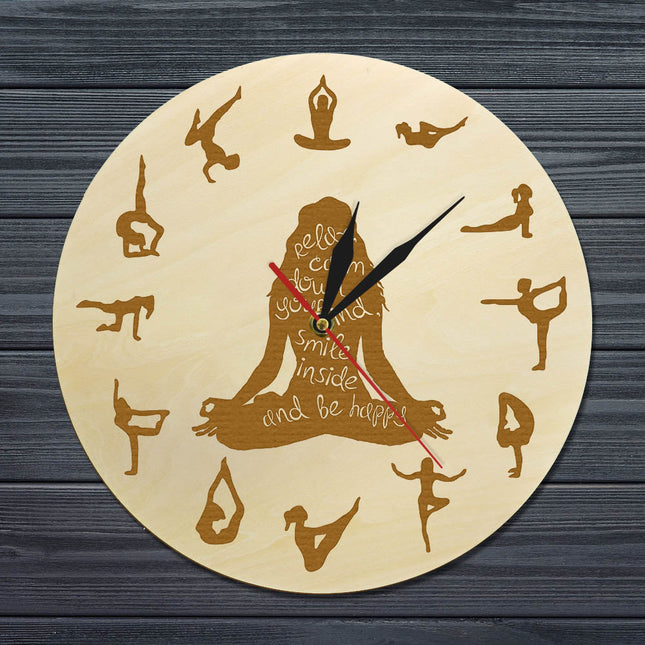 Houten wandklok met yoga posities