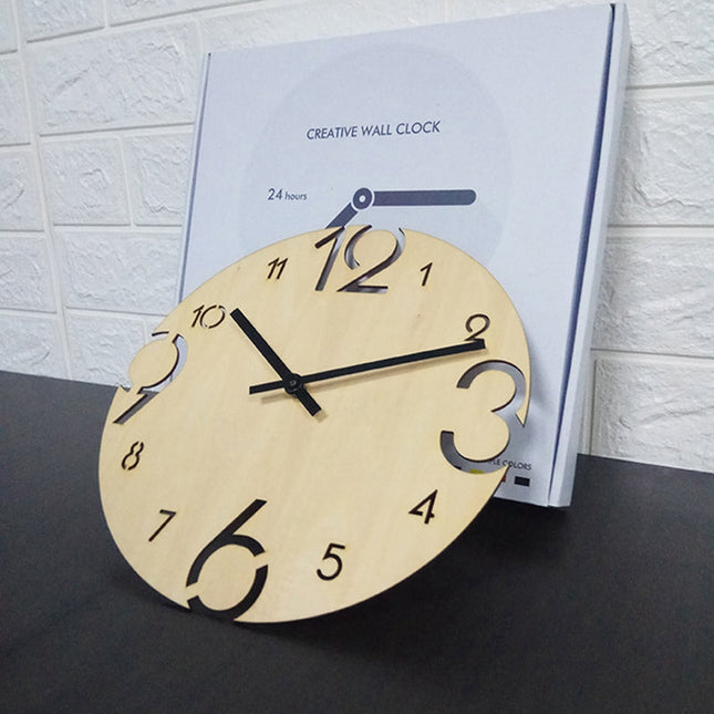 Moderne houten klok met grote cijfers