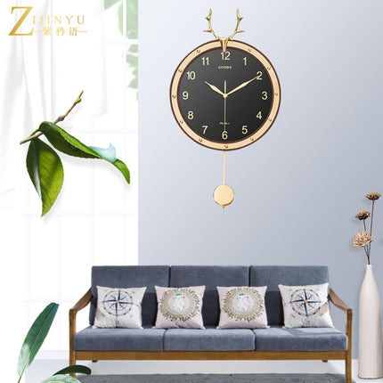 Moderne slingerklok met gouden hertengewei