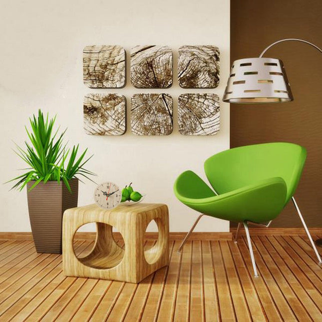 Kleine klassieke wandklok van licht hout