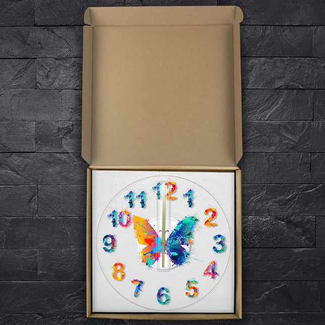 Moderne wandklok met kleurrijke vlinder