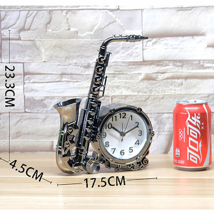 Vintage tafelklok in saxofoon vorm