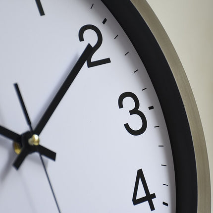 Eenvoudige wandklok met metalen rand