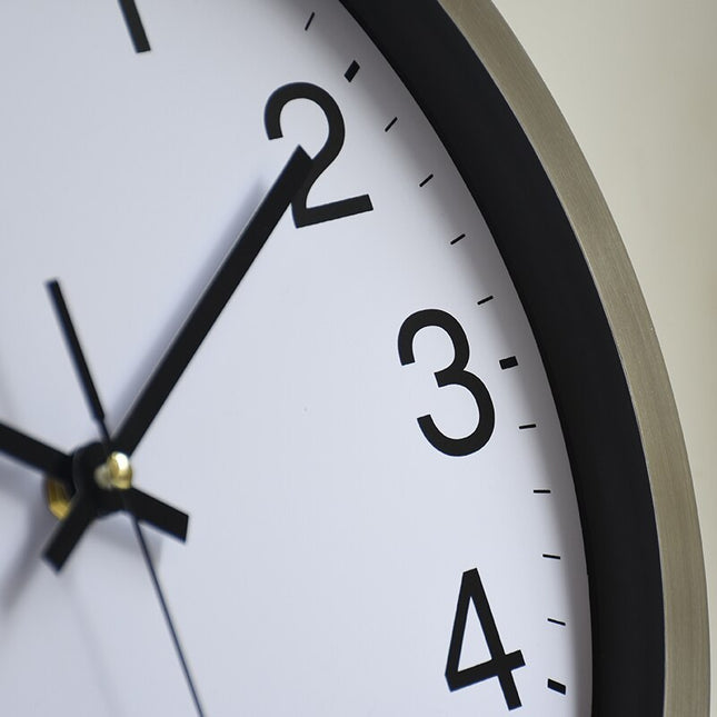 Eenvoudige wandklok met metalen rand