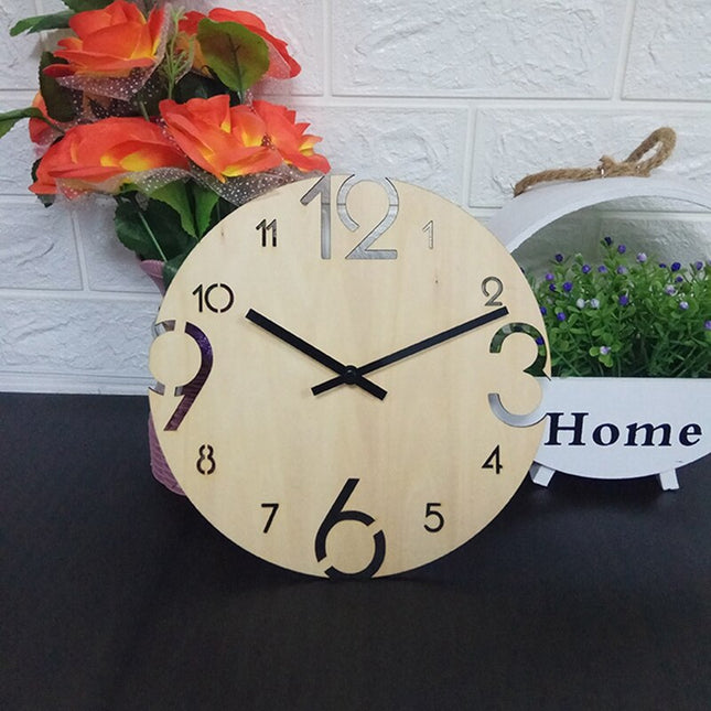 Moderne houten klok met grote cijfers
